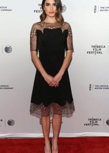 Robe de soirée noire midi avec tapis rouge