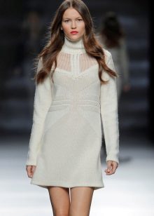 Robe tricotée sur une machine à écrire