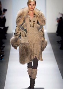 Manteau de fourrure sous la robe tricotée