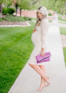 Robe d'été blanche pour femme enceinte