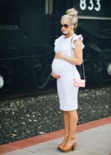 Gaine blanche de robe de maternité