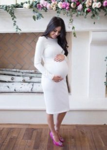 La robe fourreau est moyenne pour les femmes enceintes