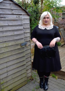 Robe noire avec un col blanc pour une totale