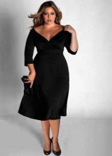 Robe noire avec un profond col en V et des manches trois-quarts pour les femmes à part entière