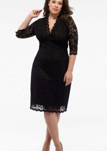 Robe en dentelle noire de longueur moyenne pour le plein