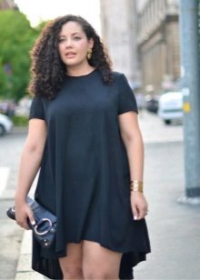 Robe tunique noire avec un yuvka asymétrique