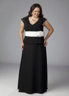 Robe longue noire avec une ceinture blanche