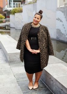 Robe noire complète avec un manteau léopard et des escarpins beiges