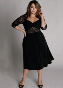 Robe noire pour le combo complet de deux tissus: jersey serré et dentelle