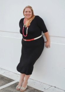 Robe noire pour les accessoires contrastants