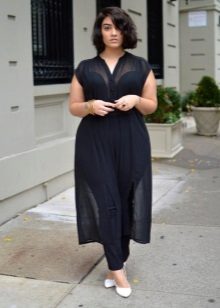 Robe noire transparente à porter en combinaison avec des bateaux blancs