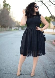 Robe noire pour les chaussures beiges