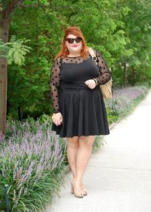 Petite robe noire à manches transparentes pour filles à part entière