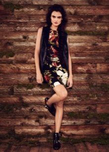 Robe de couleur avec gilet en cuir