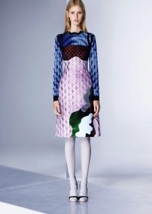 Robe de couleur avec des collants blancs