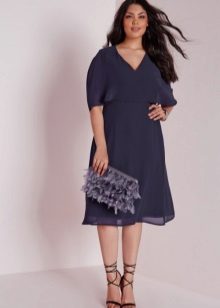 Le bon style de robe pour une fille complète avec des hanches larges