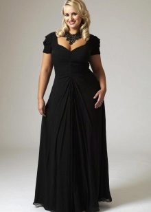 Robe longue élégante pour une femme à part entière de plus de 40 ans
