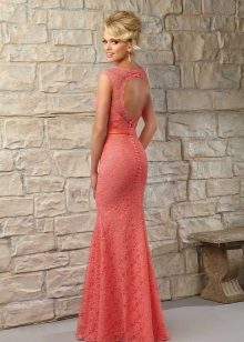 Robe corail pour blonde