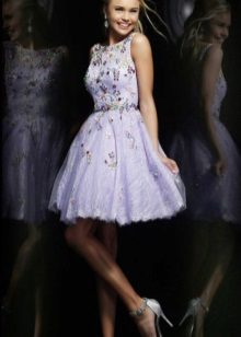 Robe de couleur lilas douce pour la blonde aux yeux marron