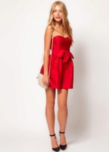 Robe courte rouge pour la blonde