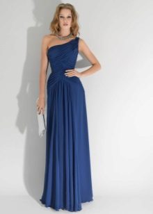 Robe bleue au sol pour la blonde