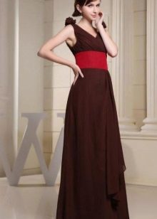 Robe marron avec une ceinture rouge