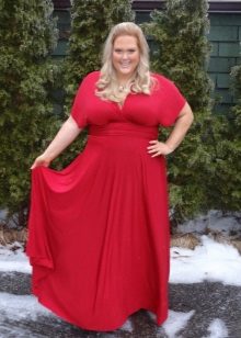 La robe rouge est une robe longue au sol pour les femmes obèses