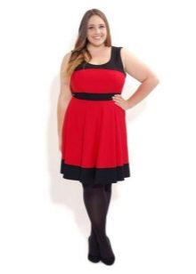 Robe rouge avec une bordure noire sur le décolleté et la jupe inférieure pour les femmes obèses