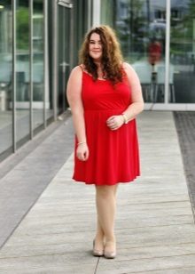 Robe rouge pour femmes blondes à la peau claire