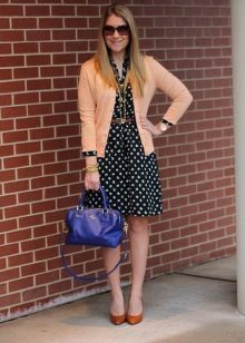 Robe de bureau dans une petite fleur