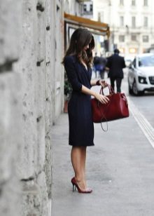 Sac rouge à la robe de bureau noire