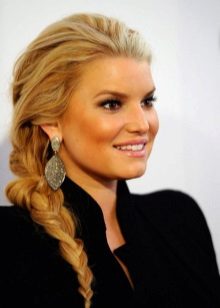 Coiffure pour la tenue de bureau - tresse