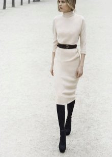 Robe blanche avec ceinture noire, collants noirs et chaussures