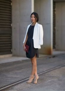 Veste blanche à la robe de bureau noire