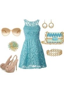 Accessoires dorés et beiges à la robe cyan