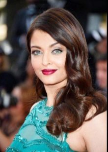 Maquillage dans la gamme verte sous la robe vert d'eau