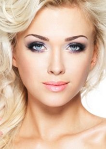 Maquillage dans la gamme violette sous la robe cyan