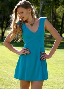 Manucure rouge pour une robe courte marine