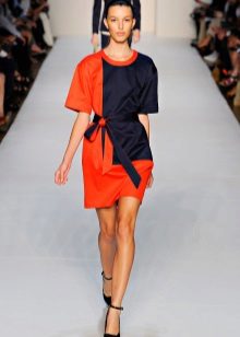 La robe est courte deux tons