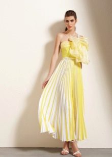 Choisir des chaussures pour une robe bicolore