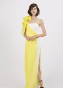 Robe jaune avec un insert blanc