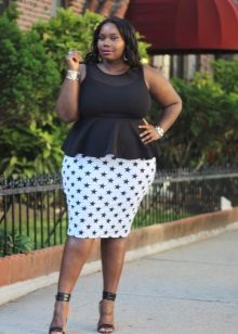 Robe fourreau noire et blanche combinée avec un basky ample pour les femmes aux épaules larges