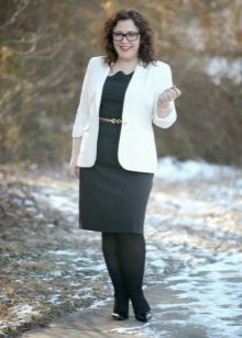Cas de robe noire pour le complet en combinaison avec une veste blanche