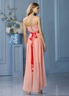 Robe pêche avec un noeud fuchsia