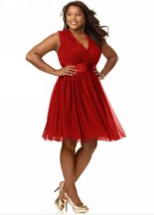 Robe rouge à taille haute pour une tenue ample