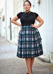 Habillez-vous pour le plein avec une taille haute - différentes couleurs en haut et en bas