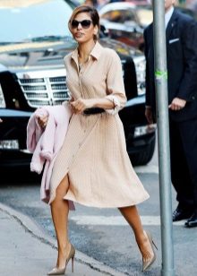 Un modèle inhabituel s'habille dans le style d'un safari