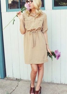 Chaussures à talons bas en cuir marron pour une robe safari