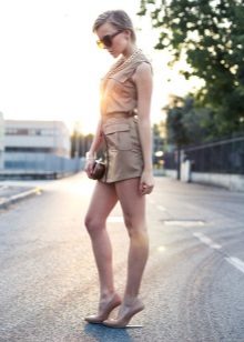 Safari en robe courte et accessoires