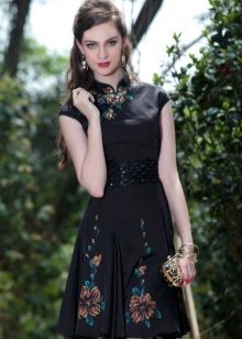 Accessoires (boucles d'oreilles et pochette) à la robe à la chinoise
